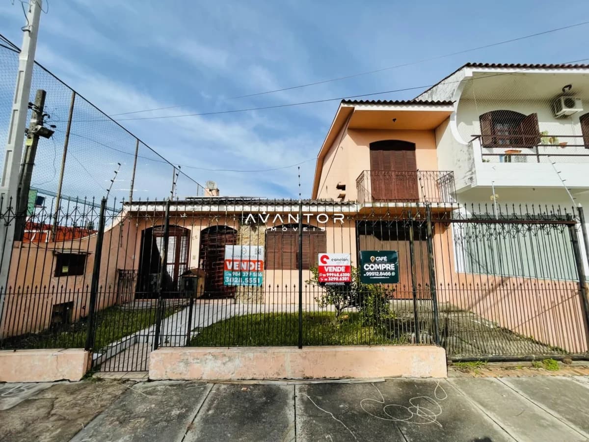 Fachada da casa com portão — Casa com 3 quartos à venda em Uglione, Santa Maria/RS