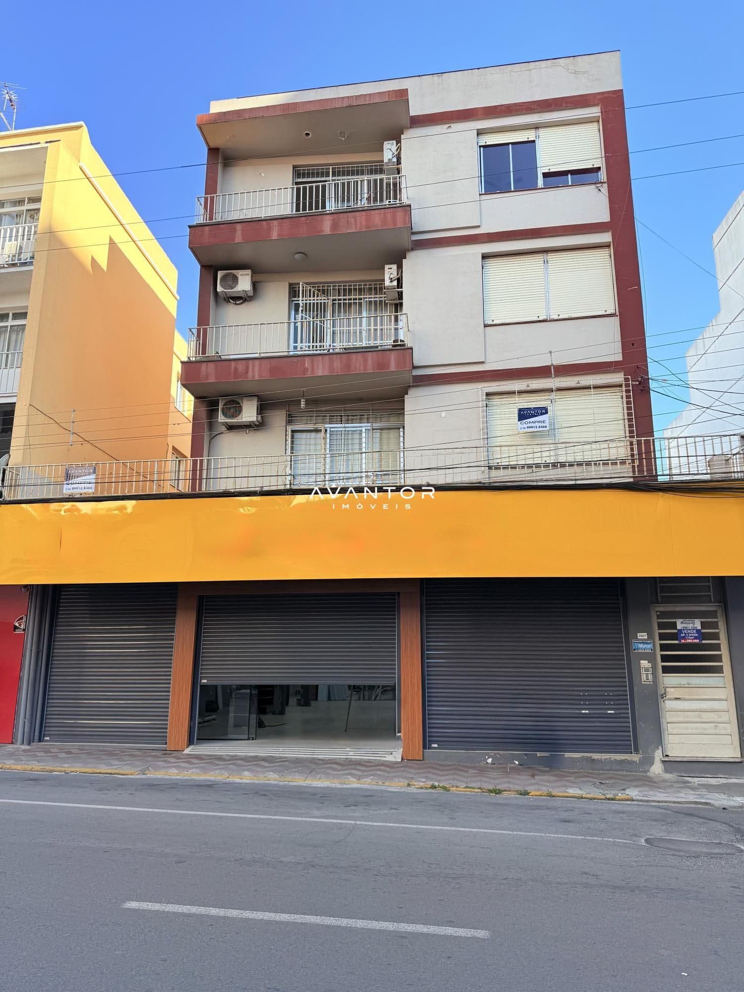 Fachada do prédio com lojas no térreo — Apartamento com 3 quartos à venda no Edifício Roma, em Centro, Santa Maria/RS