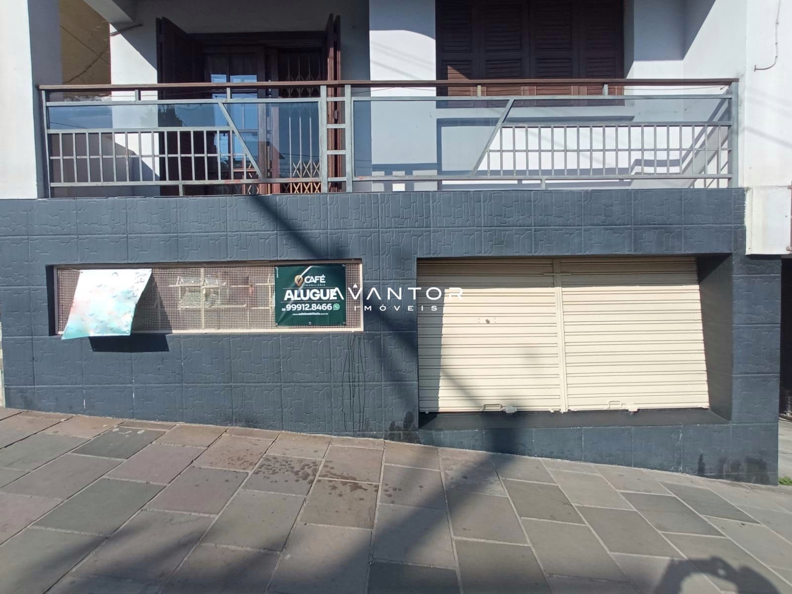 Fachada da casa com garagem — Sala Comercial com 1 sala à venda em Centro, Santa Maria/RS