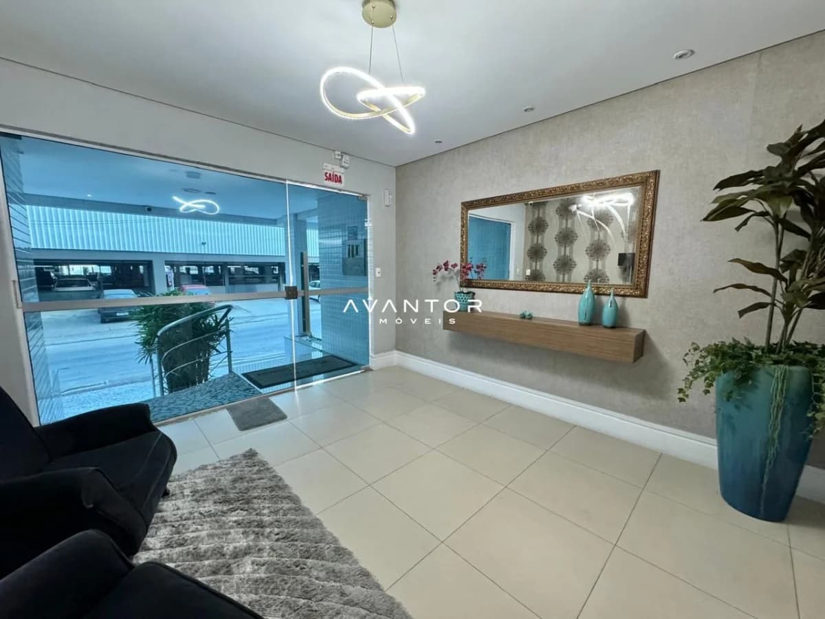 Hall de entrada com espelho e parede decorada — Apartamento com 3 quartos à venda em Nações, Balneário Camboriú/SC