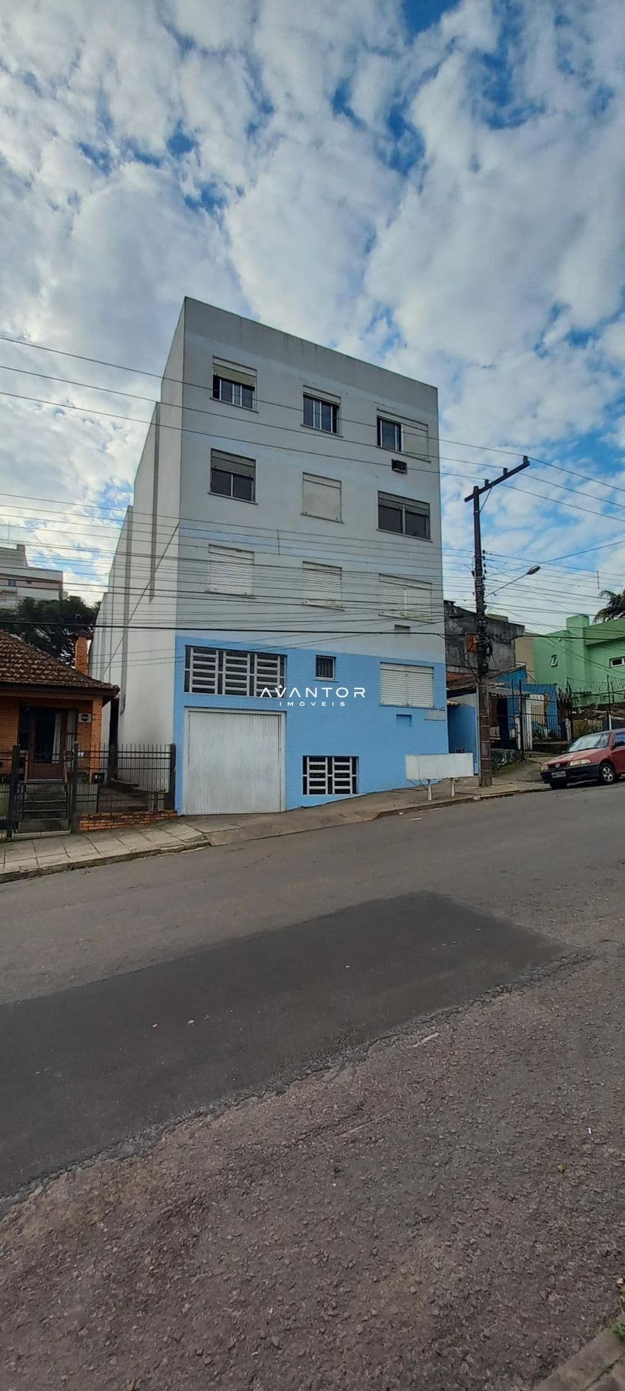 Fachada do prédio com garagem — Apartamento com 3 quartos à venda no Edifício Ilha Bela, em Menino Jesus, Santa Maria/RS