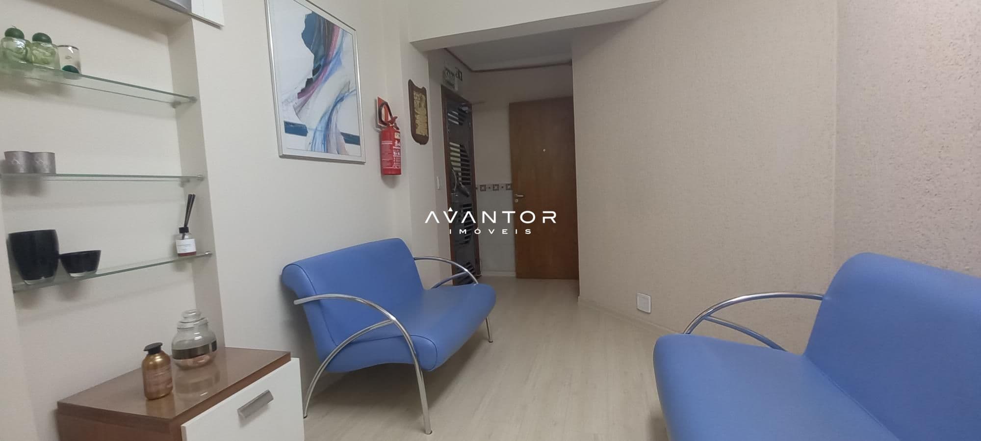 Hall de entrada com móveis — Sala Comercial com 3 salas à venda em Bonfim, Santa Maria/RS