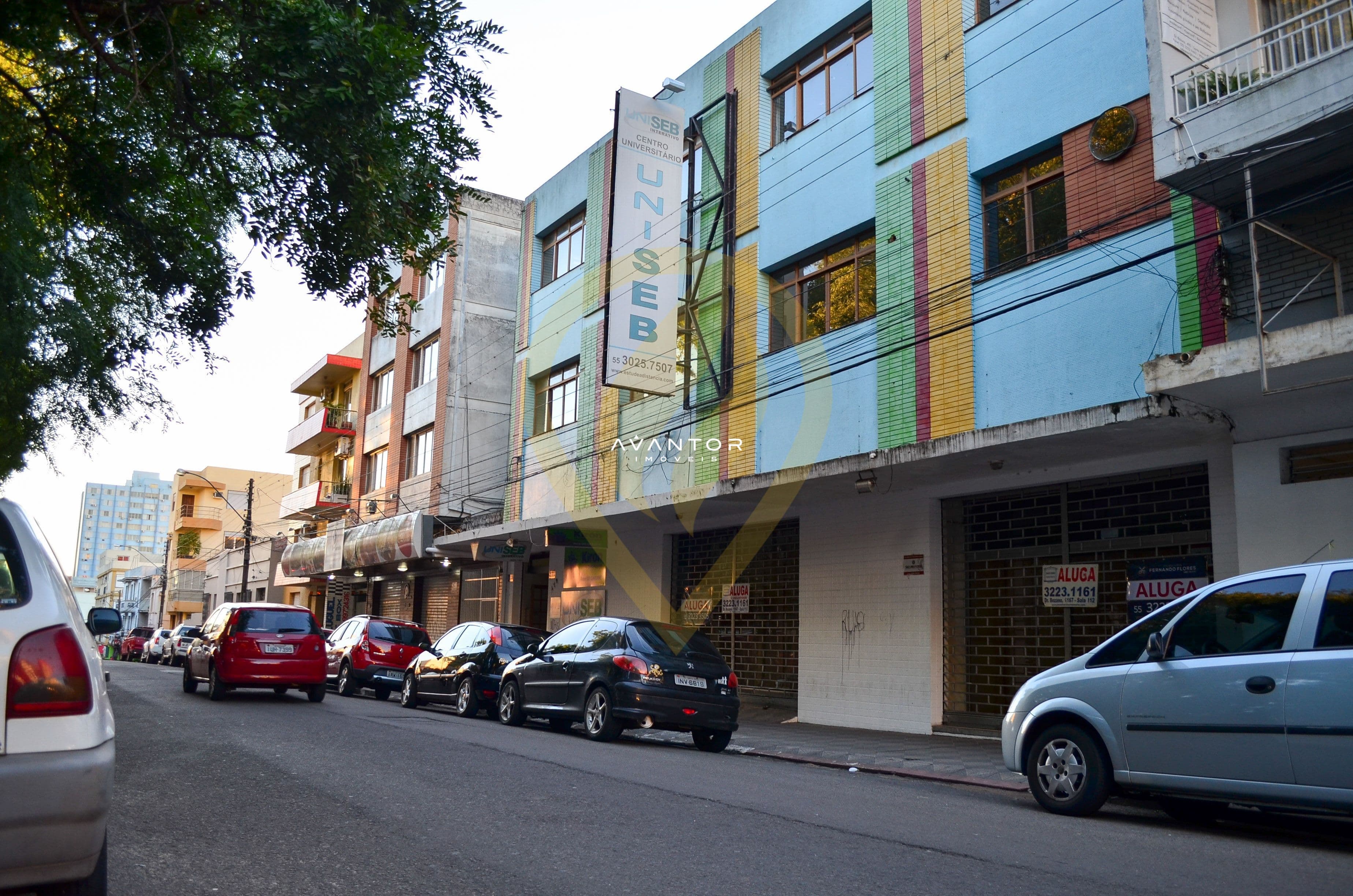 Fachada do prédio colorida com rua — Loja com 8 salas à venda em Bonfim, Santa Maria/RS
