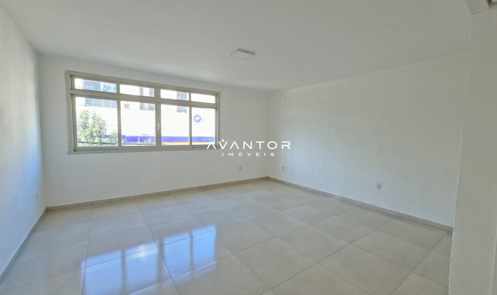 Sala com janela ampla e piso em cerâmica — Sala Comercial com 1 sala à venda em Centro, Santa Maria/RS
