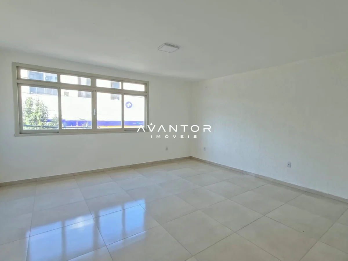 Sala com janela ampla e piso em cerâmica — Sala Comercial com 1 sala à venda em Centro, Santa Maria/RS