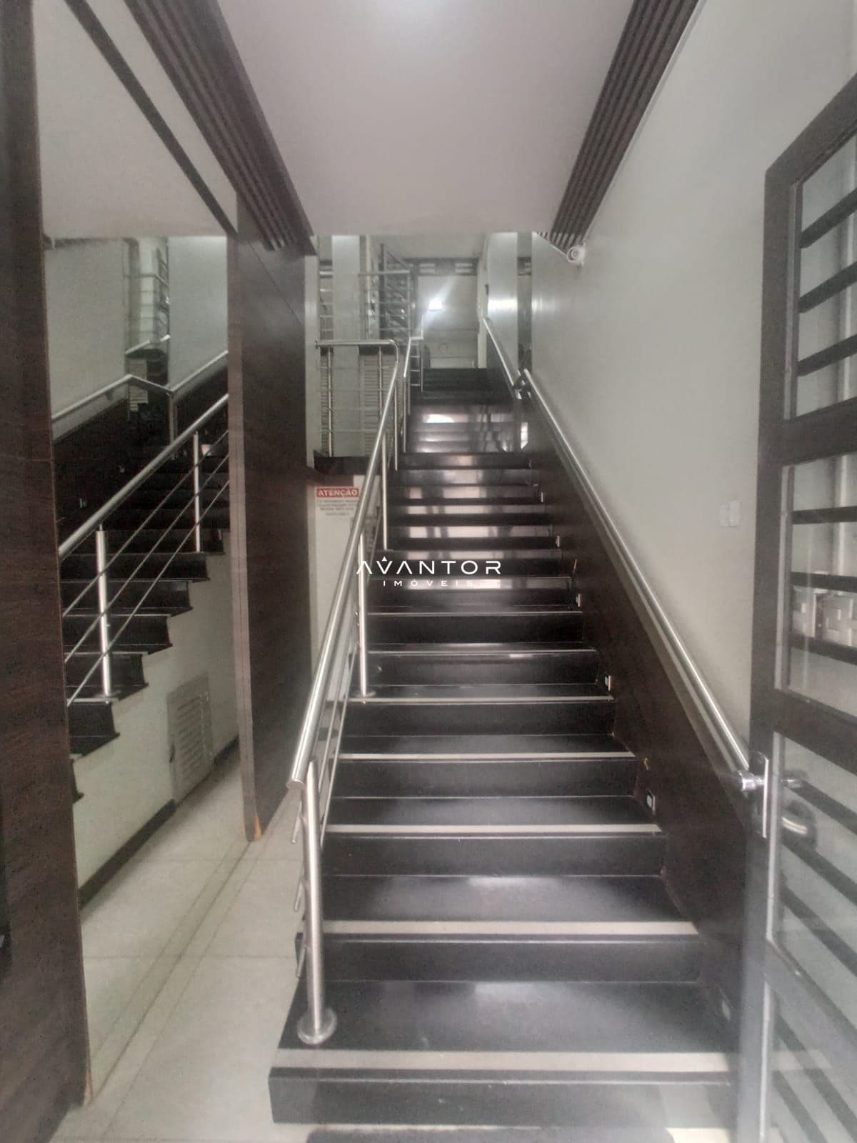 Escada de acesso com corrimão metálico — Sala Comercial com 2 salas para alugar em Centro, Santa Maria/RS