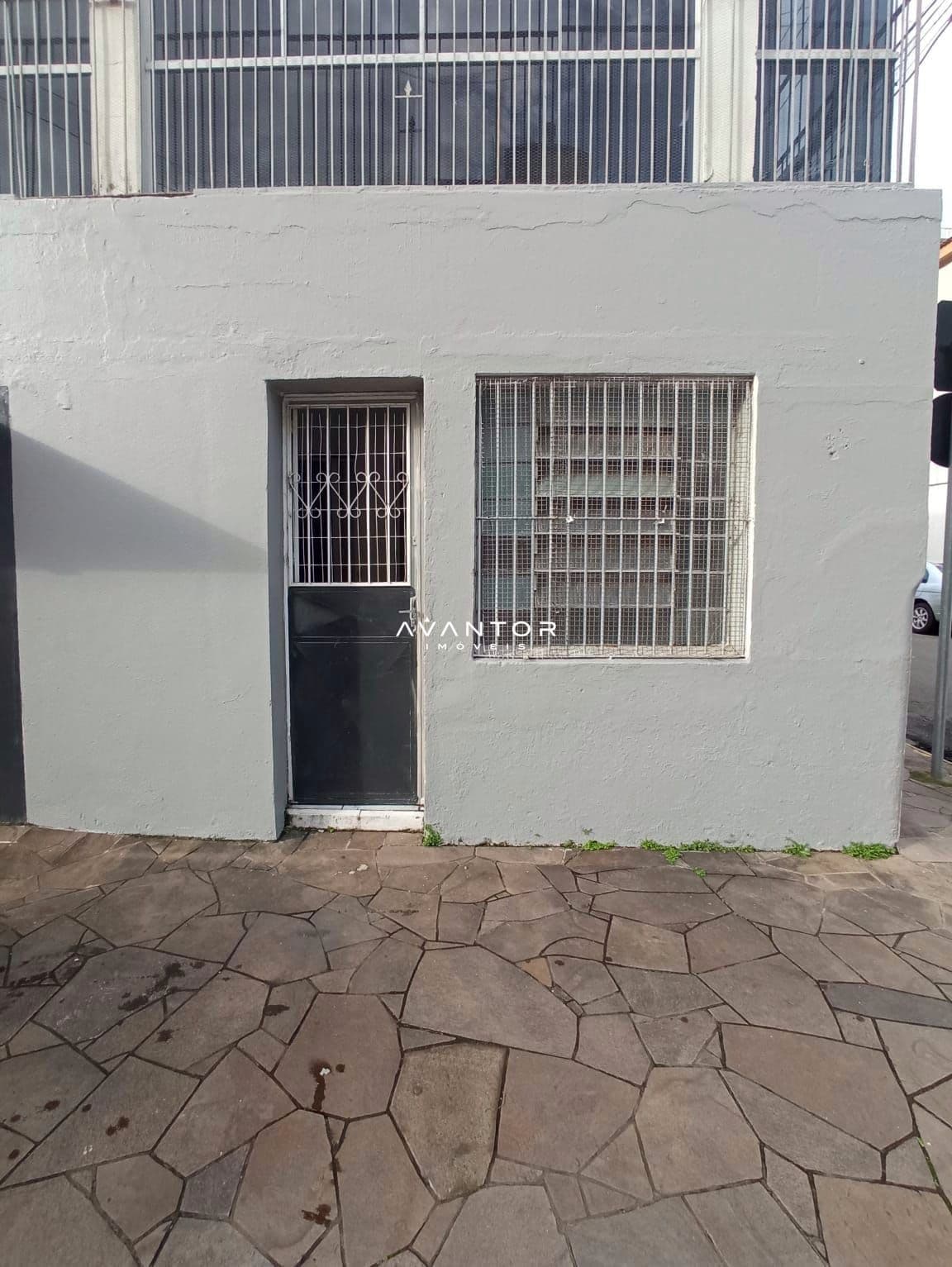 Fachada da casa com porta e janelas — Sala Comercial com 1 sala para alugar em Nossa Senhora do Rosário, Santa Maria/RS