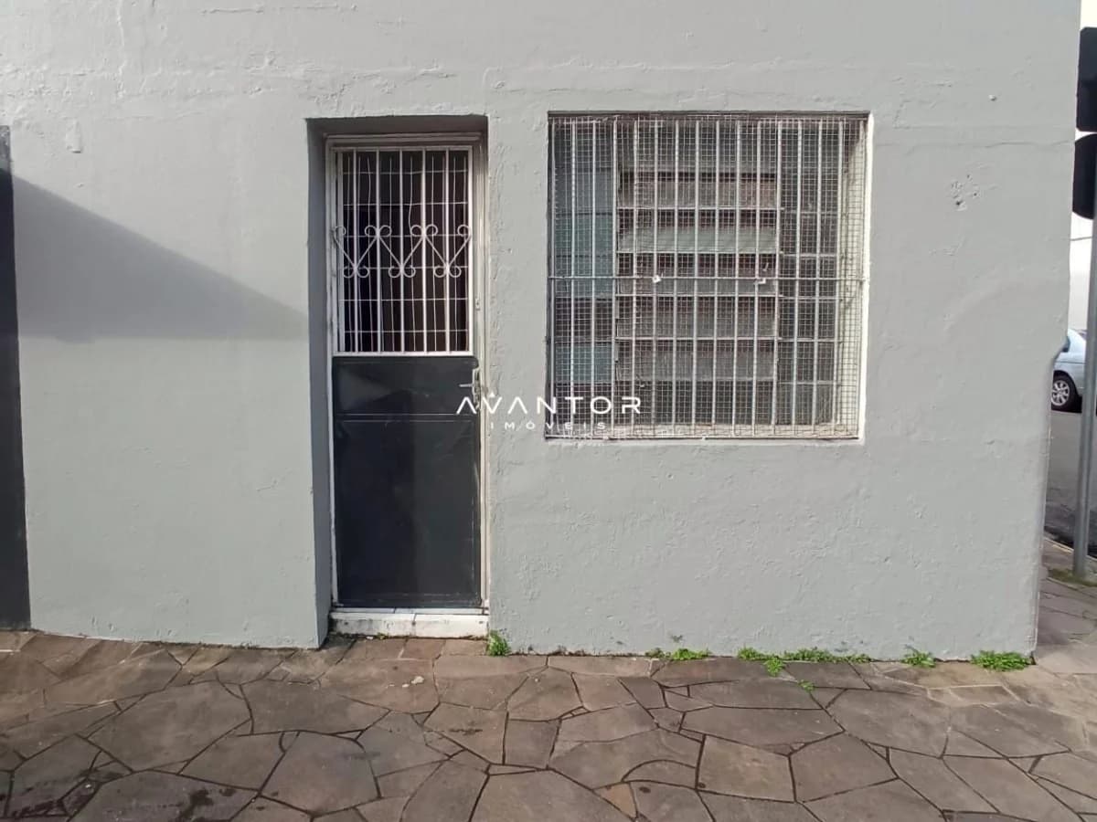 Fachada da casa com porta e janelas — Sala Comercial com 1 sala para alugar em Nossa Senhora do Rosário, Santa Maria/RS