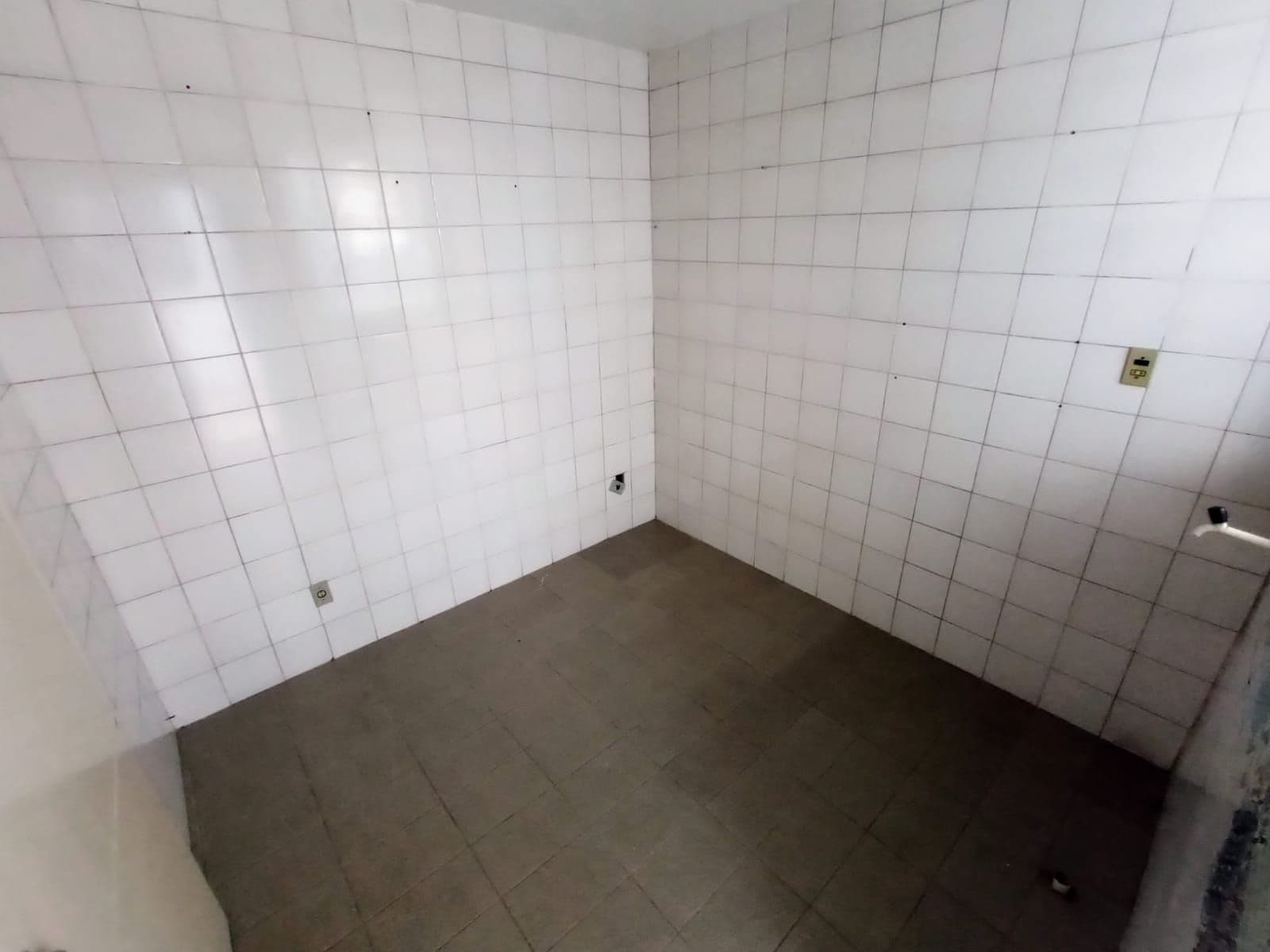 Kitnet No Bairro Medianeira com Banheiro Social, Cozinha e Área de Serviço — Studio com 1 quarto à venda e para alugar em Nossa Senhora Medianeira, Santa Maria/RS