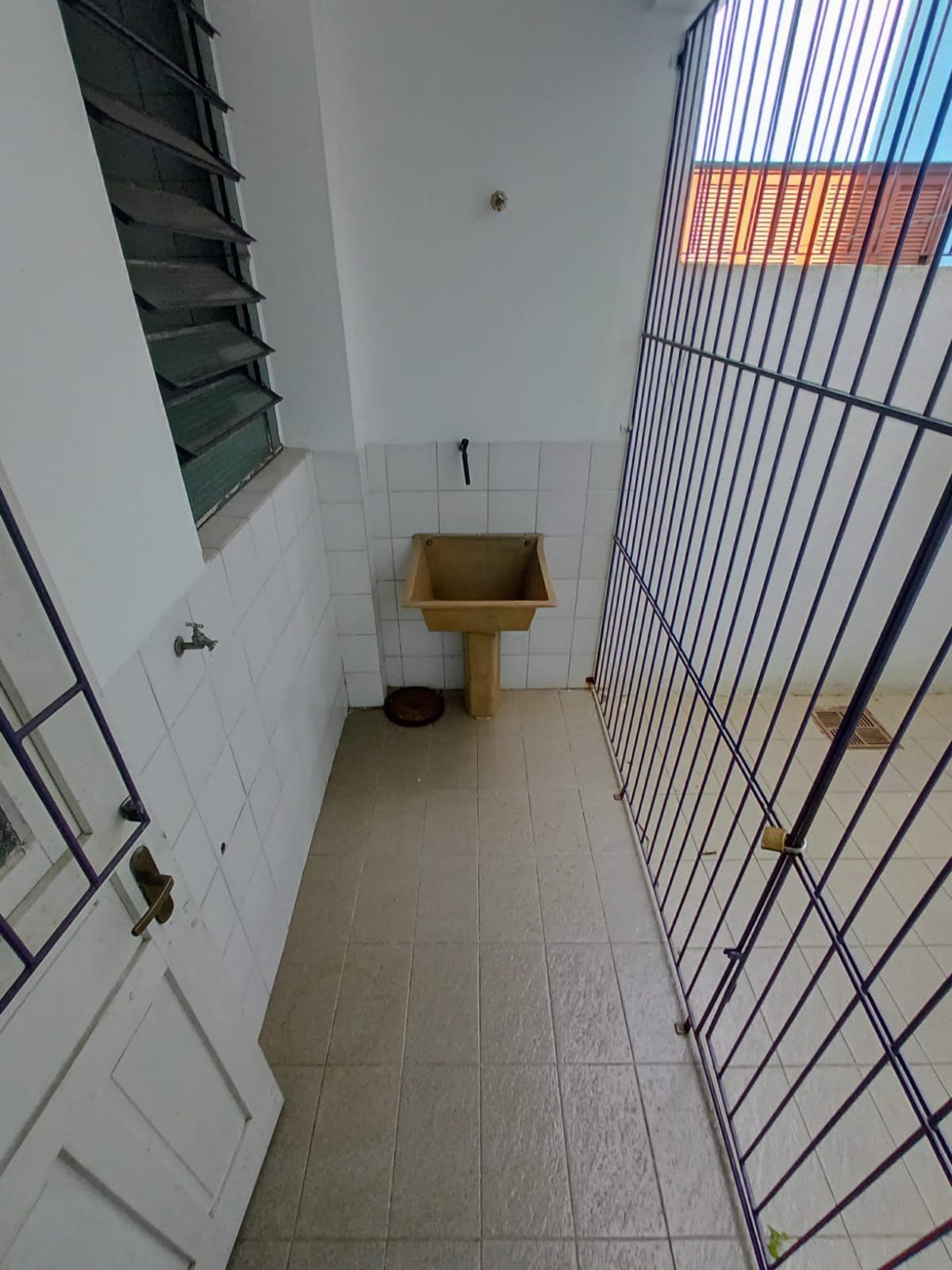 Kitnet No Bairro Medianeira com Banheiro Social, Cozinha e Área de Serviço — Studio com 1 quarto à venda e para alugar em Nossa Senhora Medianeira, Santa Maria/RS