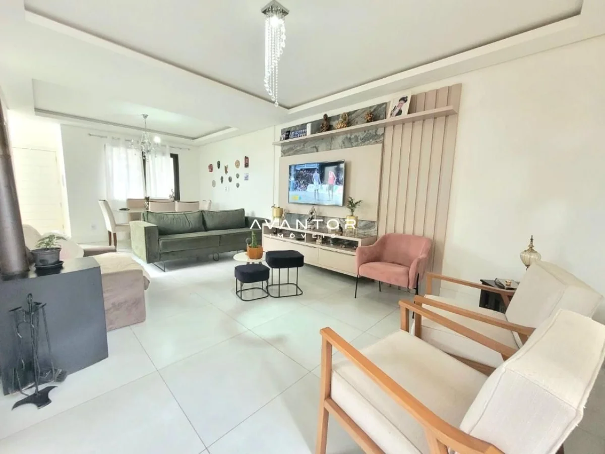 Sala de estar com TV integrada — Casa com 3 quartos à venda em São José, Santa Maria/RS
