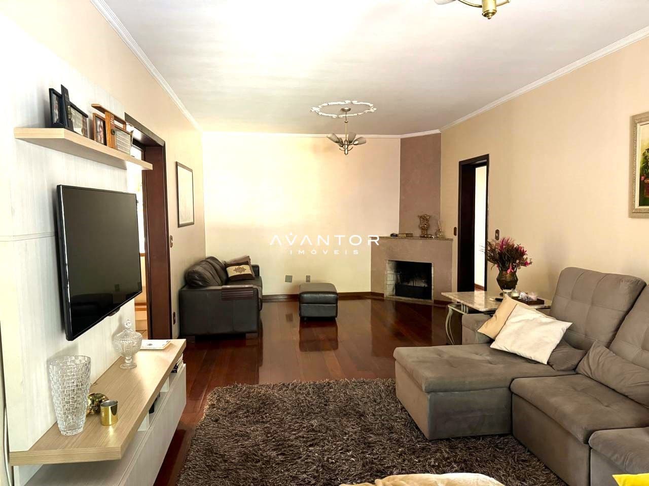 Sala de estar com lareira e televisão — Apartamento com 3 quartos à venda em Nossa Senhora do Rosário, Santa Maria/RS