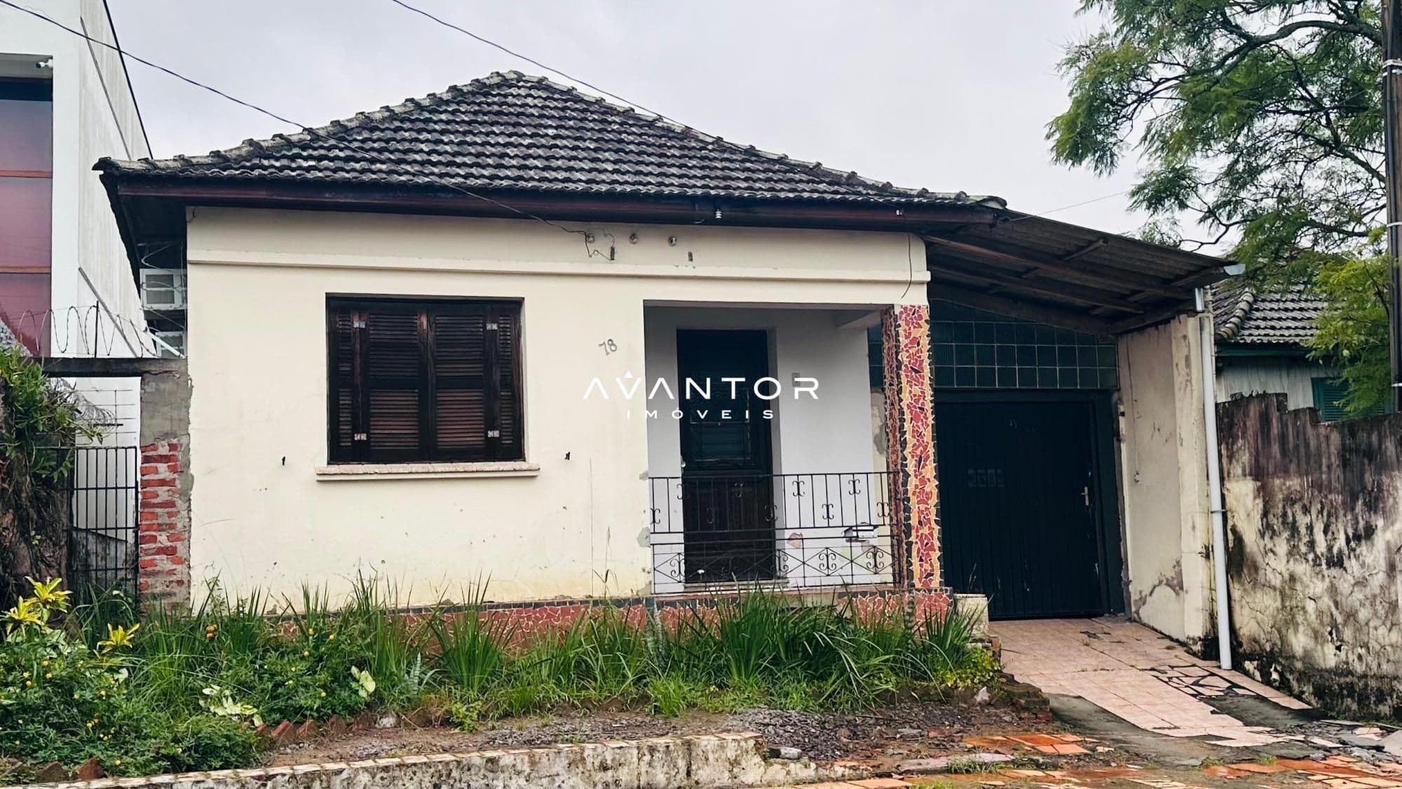 Fachada da casa com entrada — Terreno à venda em Nossa Senhora do Perpétuo Socorro, Santa Maria/RS