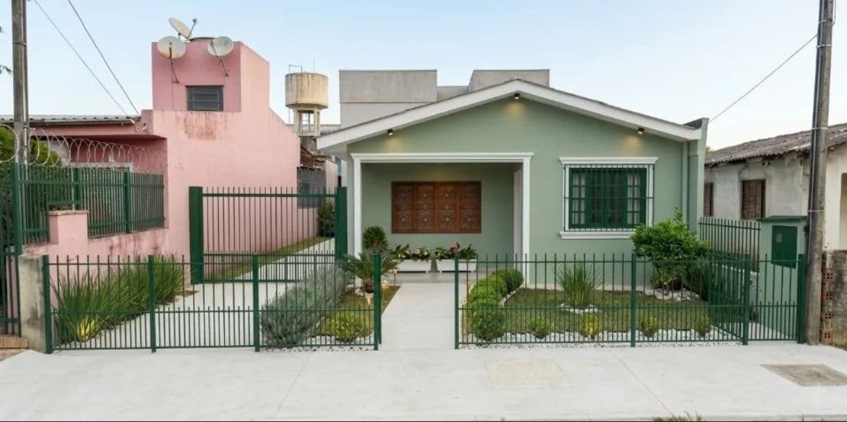 Fachada da casa com portão e jardim — Casa com 2 quartos para alugar em Passo D'Areia, Santa Maria/RS