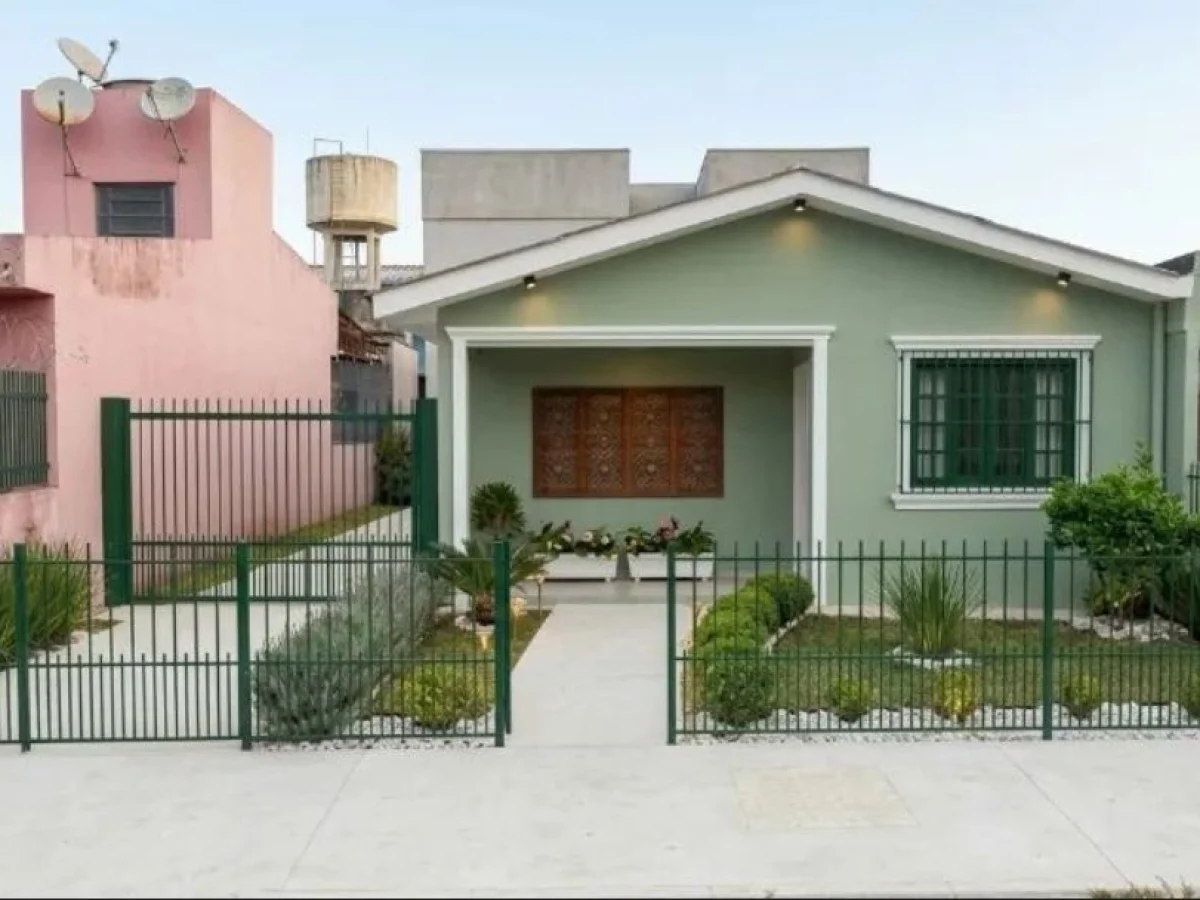 Fachada da casa com portão e jardim — Casa com 2 quartos para alugar em Passo D'Areia, Santa Maria/RS