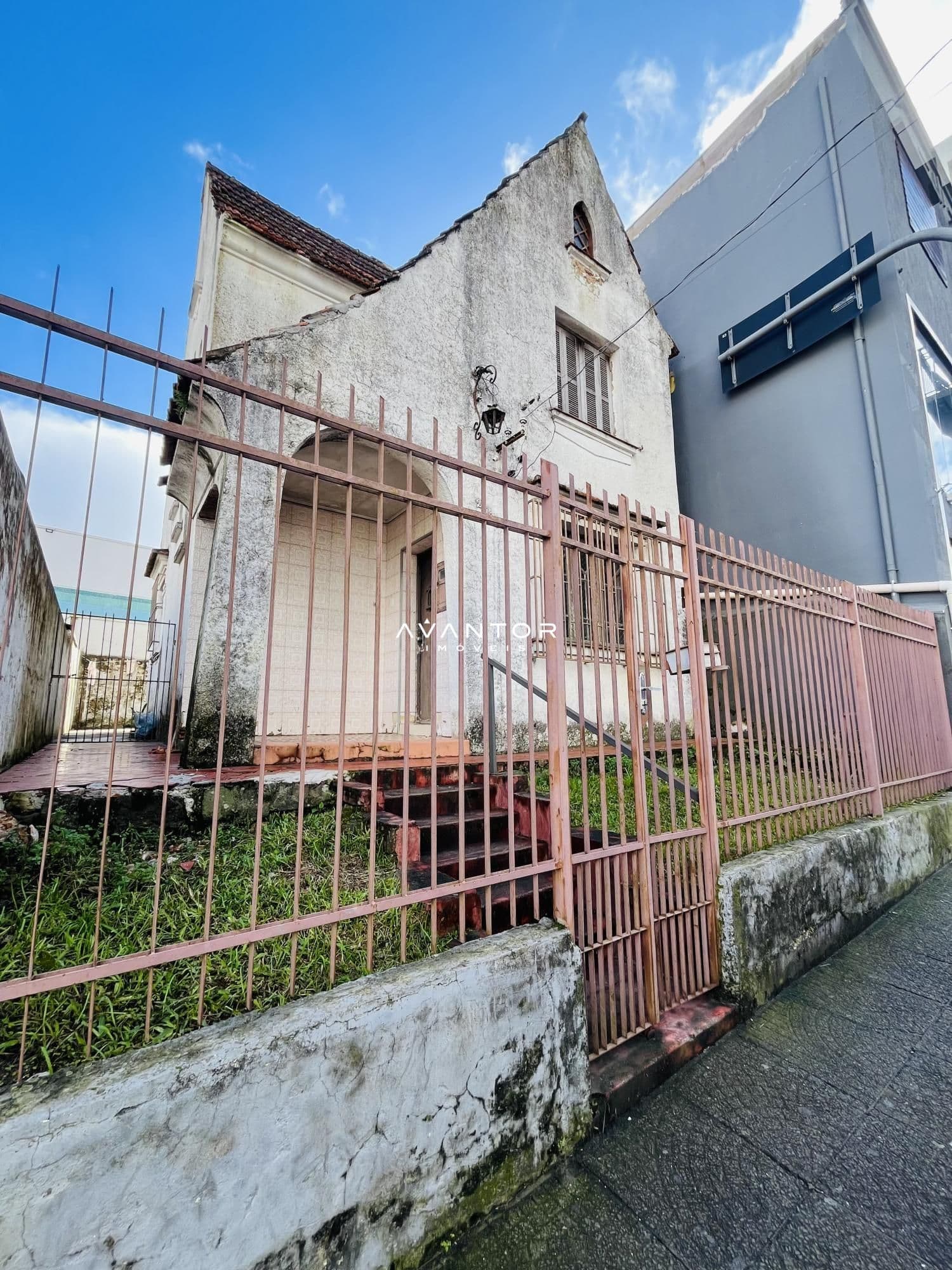 Fachada da casa com portão de ferro — Casa com 2 quartos à venda em Centro, Santa Maria/RS