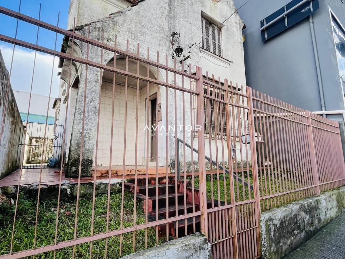 Fachada da casa com portão de ferro — Casa com 2 quartos à venda em Centro, Santa Maria/RS