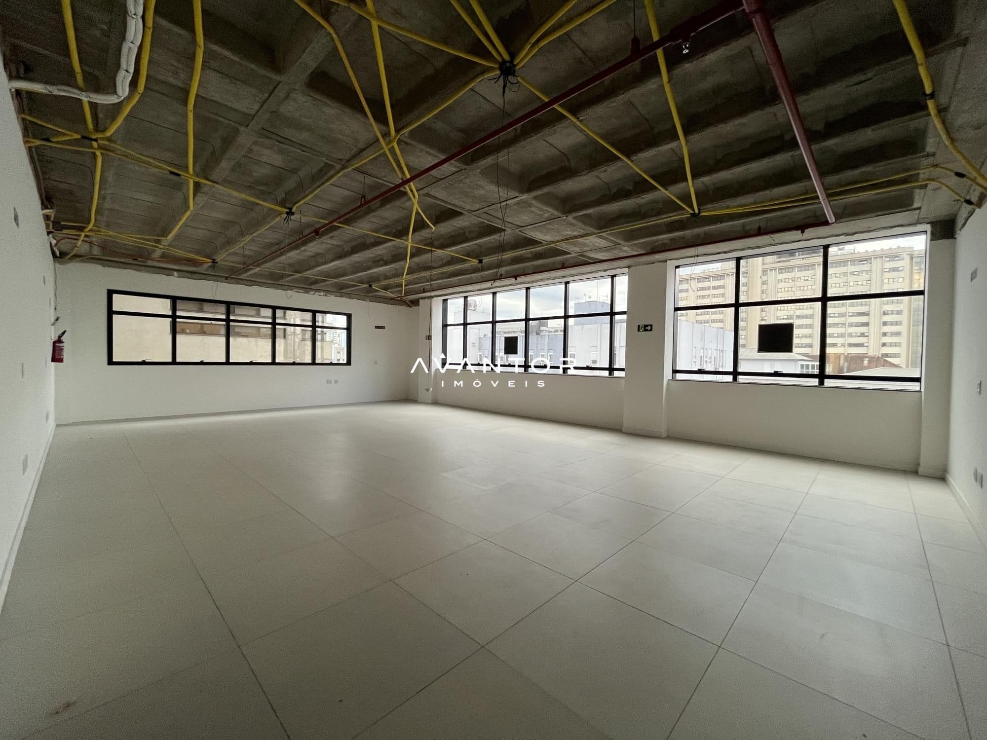 Salão comercial com pé direito alto — Sala Comercial com 1 sala à venda no Comercial Prime, em Centro, Santa Maria/RS