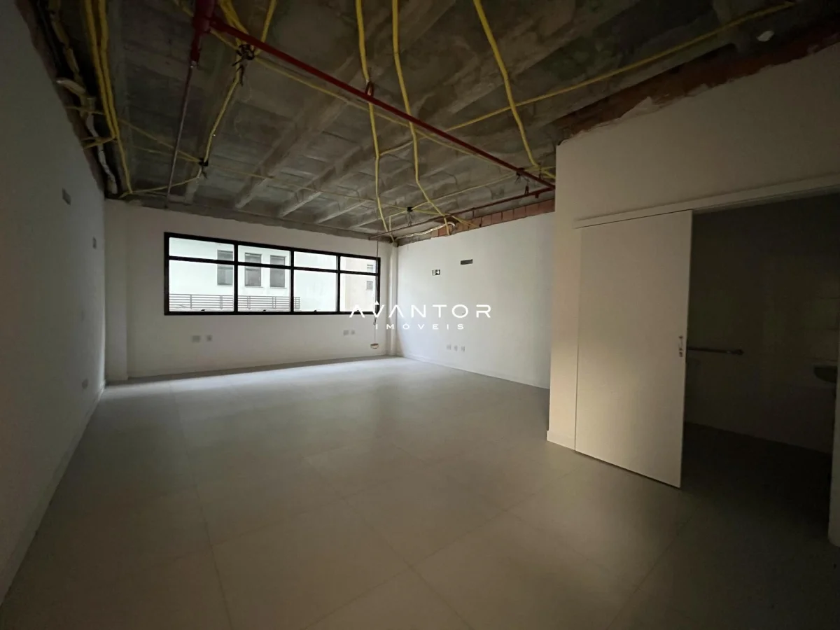 Ambiente interno com janelas e acabamento em progresso — Sala Comercial com 1 sala à venda em Centro, Santa Maria/RS