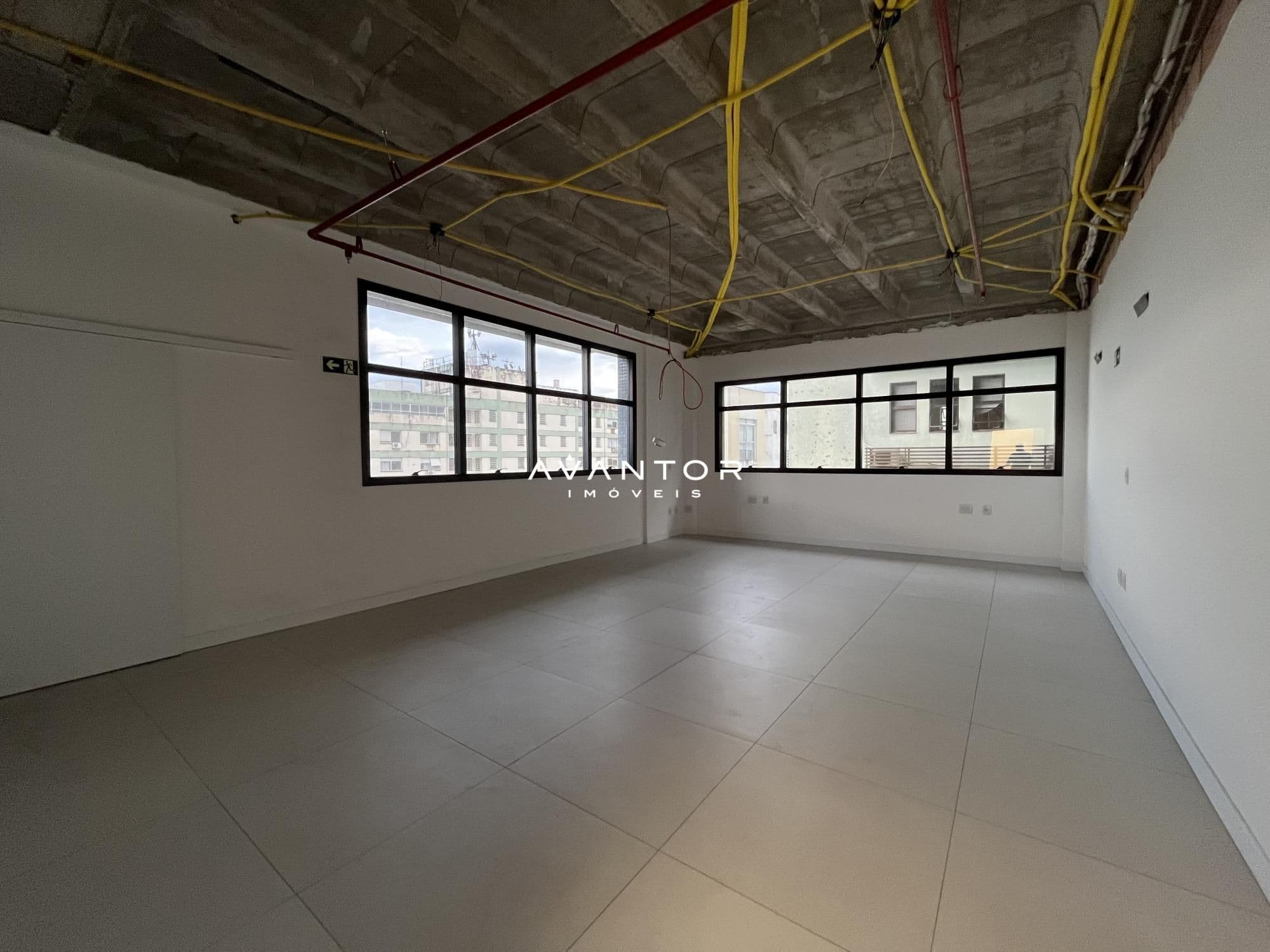 Ambiente interno com janelas e piso claro — Sala Comercial com 1 sala à venda no Comercial Prime, em Centro, Santa Maria/RS