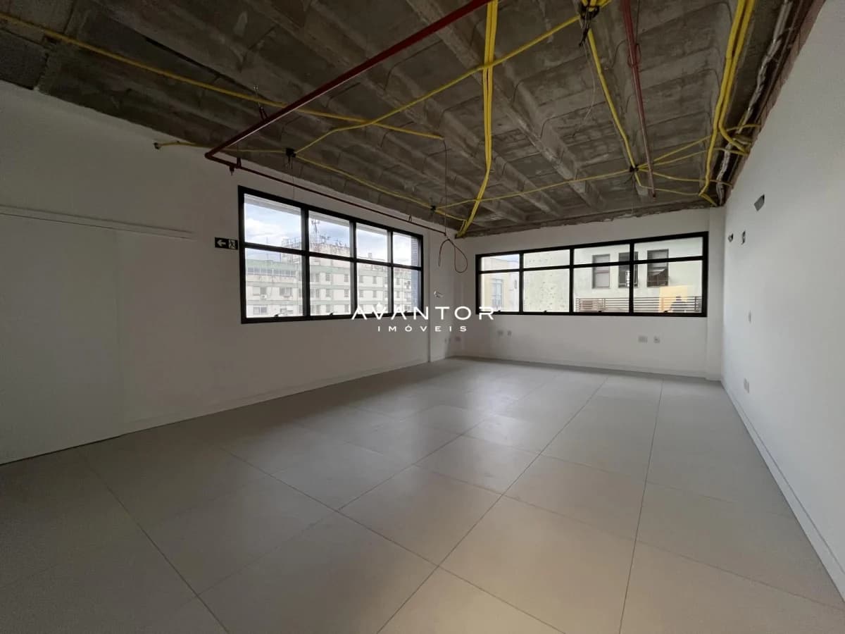 Ambiente interno com janelas e piso claro — Sala Comercial com 1 sala à venda no Comercial Prime, em Centro, Santa Maria/RS