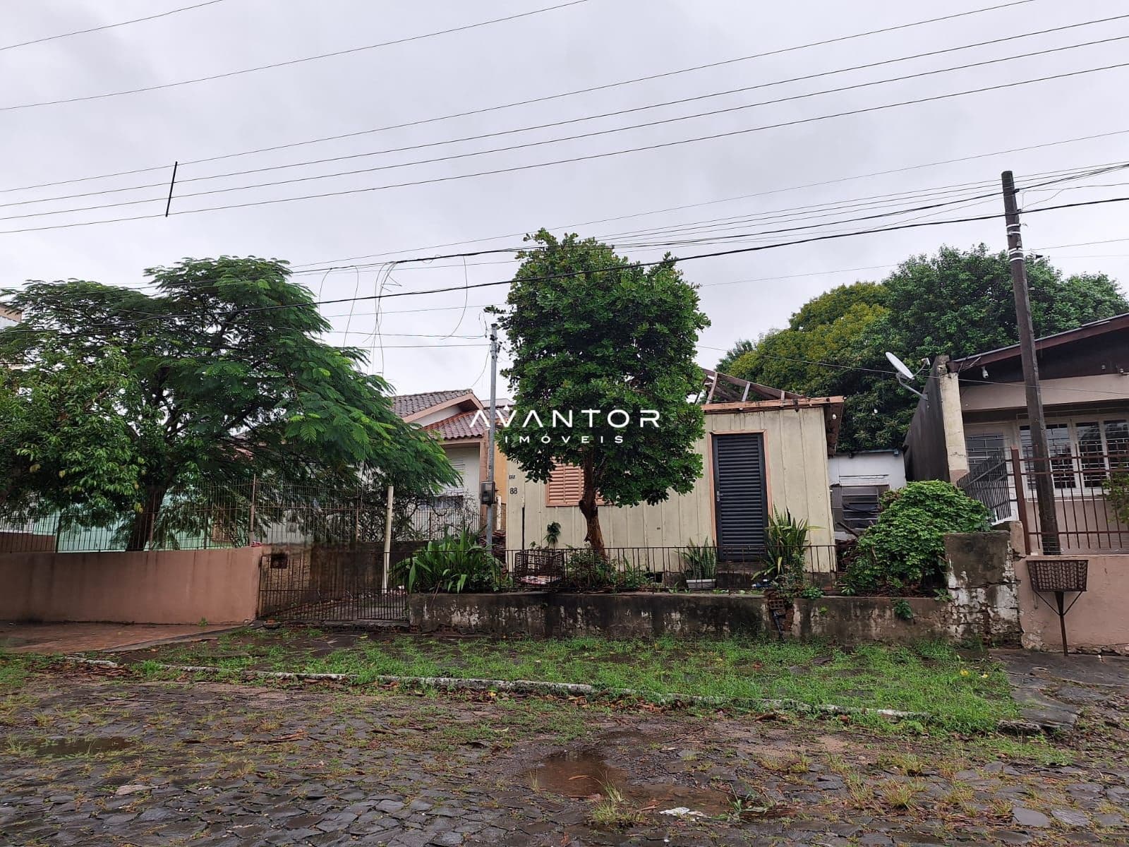 Fachada da casa com pátio — Terreno à venda em Menino Jesus, Santa Maria/RS
