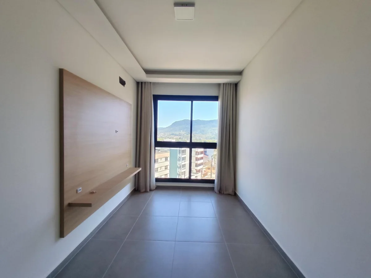 Dormitório com sacada e vista para montanha — Apartamento com 1 quarto para alugar em Nossa Senhora do Rosário, Santa Maria/RS