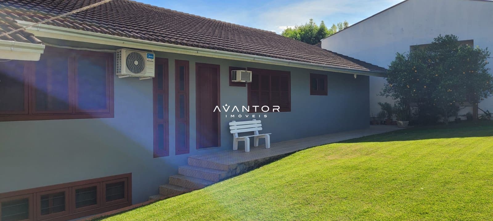 Fachada da casa com pátio — Casa com 3 quartos à venda em Cento, Descanso/SC