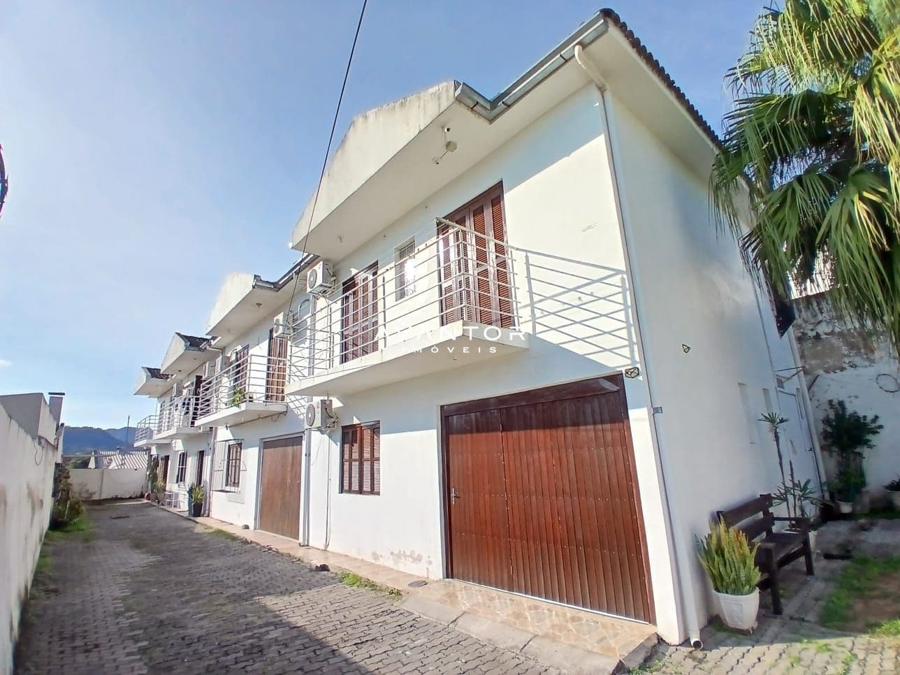 Fachada da casa com sacada e garagem — Casa com 2 quartos à venda em Nossa Senhora do Rosário, Santa Maria/RS