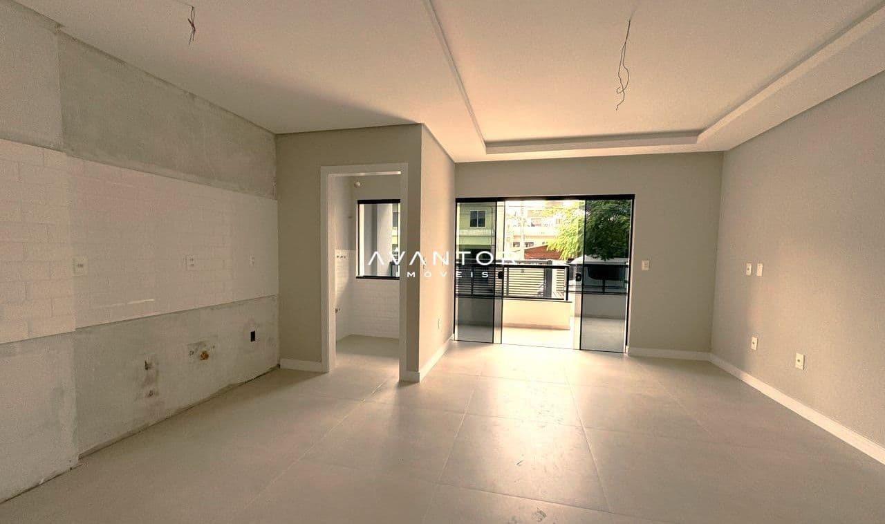 Sala integrada com cozinha e sacada — Apartamento com 2 quartos à venda em Nações, Balneário Camboriú/SC