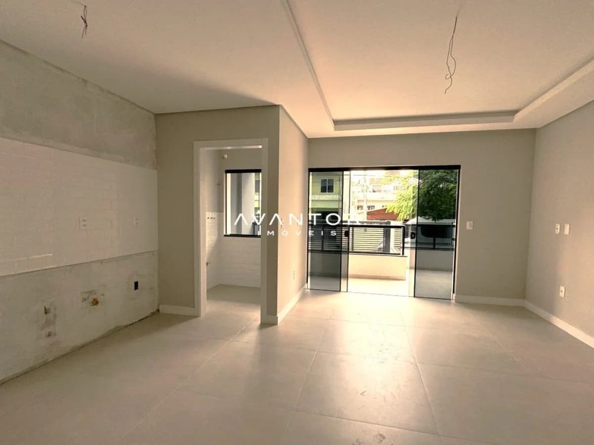 Sala integrada com cozinha e sacada — Apartamento com 2 quartos à venda em Nações, Balneário Camboriú/SC