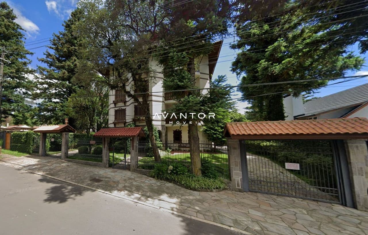 Fachada da casa com portão e jardim — Apartamento com 1 quarto à venda no Edifício Aquilino, em Planalto, Gramado/RS