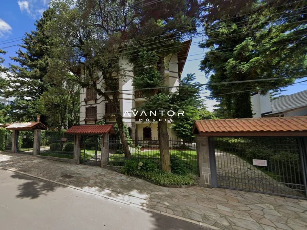 Fachada da casa com portão e jardim — Edifício Aquilino, Planalto, Gramado/RS