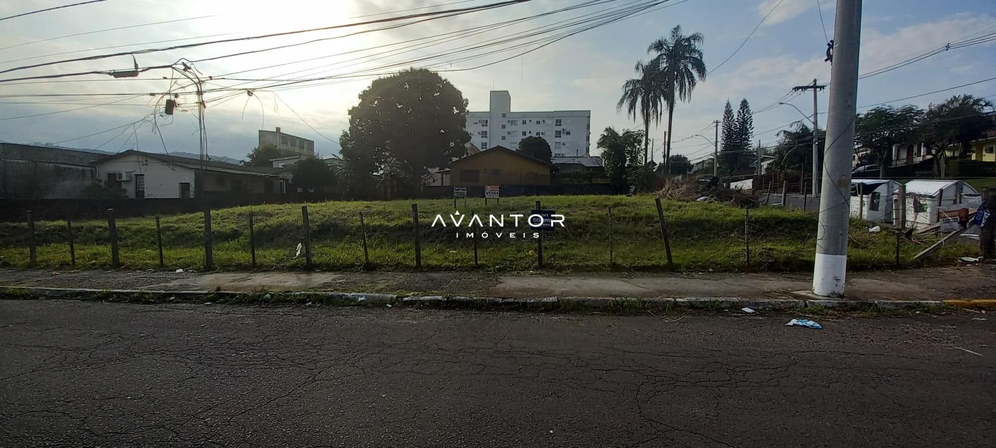 Terreno com visão de entorno e edificações — Terreno à venda em Nossa Senhora do Rosário, Santa Maria/RS