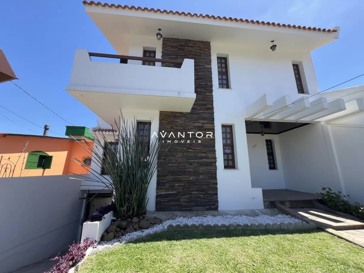 Fachada da casa com sacada e garagem — Casa com 4 quartos à venda em São José, Santa Maria/RS