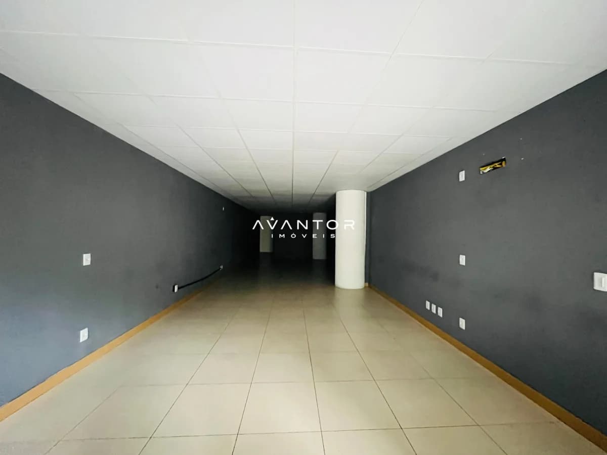 Salão com piso em cerâmica e pillar central — Loja com 1 sala à venda no Dom Valmor, em Centro, Santa Maria/RS