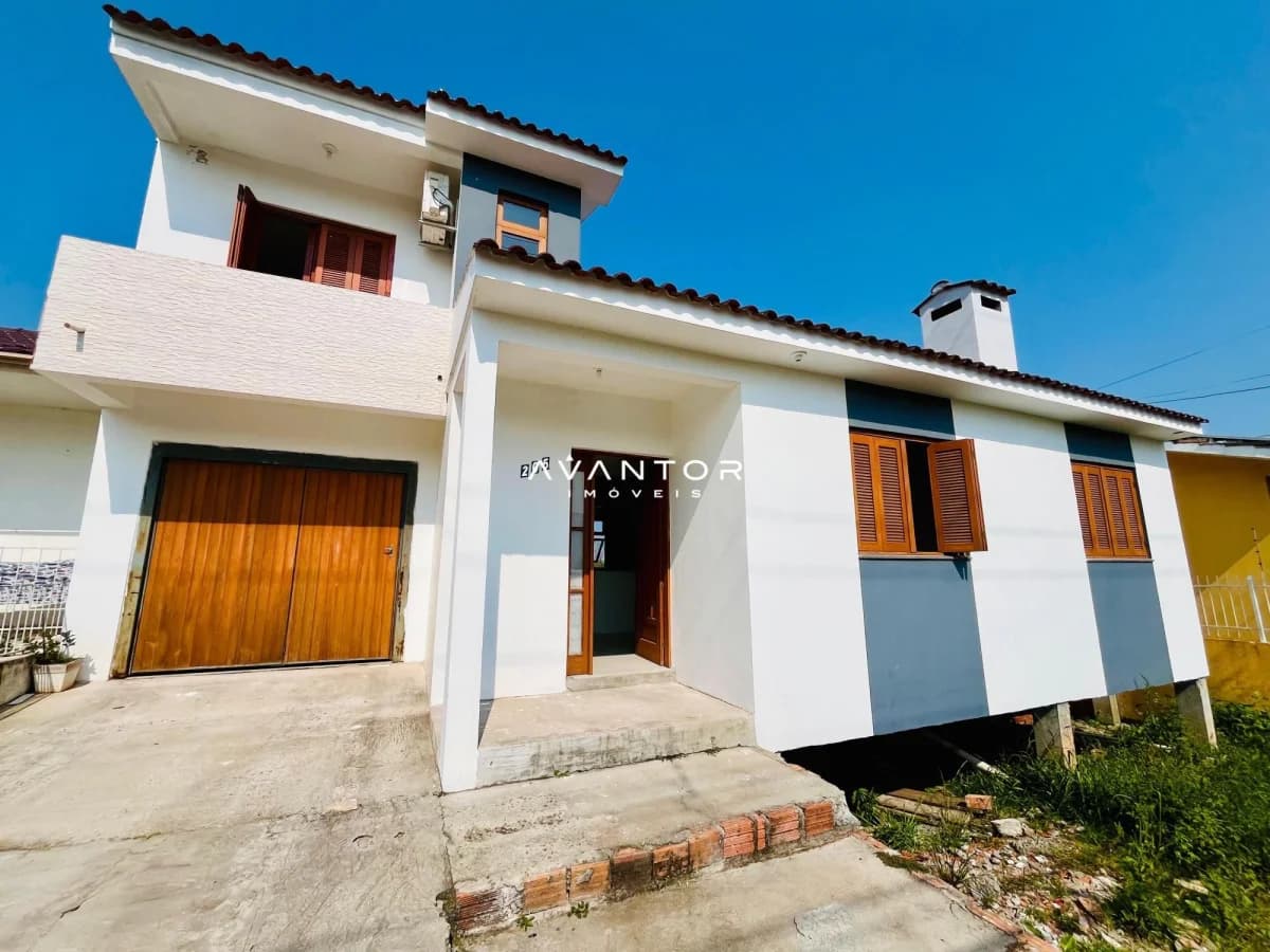 Fachada da casa com garagem — Casa com 3 quartos à venda em Camobi, Santa Maria/RS