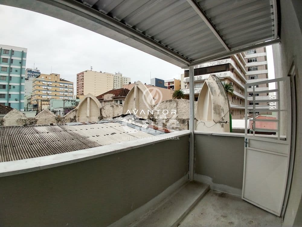 Sala comercial com 135m² de área privativa, 2 banheiros e copa — Sala Comercial com 1 sala à venda em Centro, Santa Maria/RS