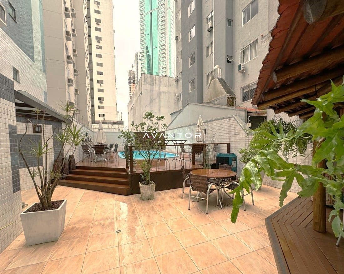 Piscina e quiosque — Apartamento com 3 quartos para alugar no Edifício Carrara, em Centro, Balneário Camboriú/SC