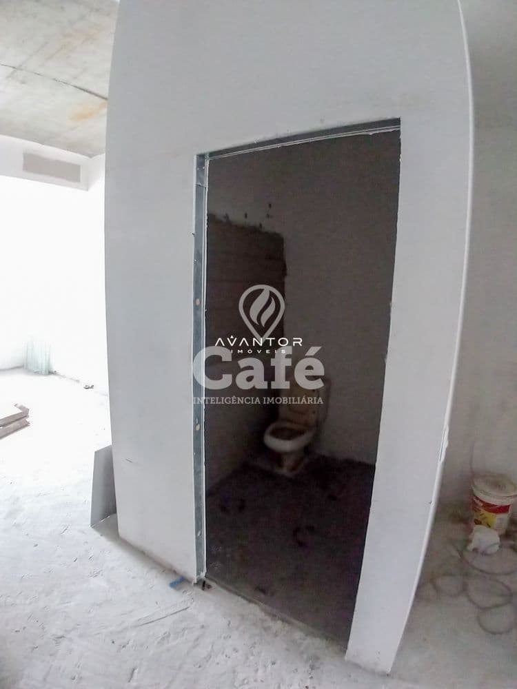 Sala comercial com 105m² de área privativa, 2 banheiros e copa — Sala Comercial com 1 sala à venda em Centro, Santa Maria/RS