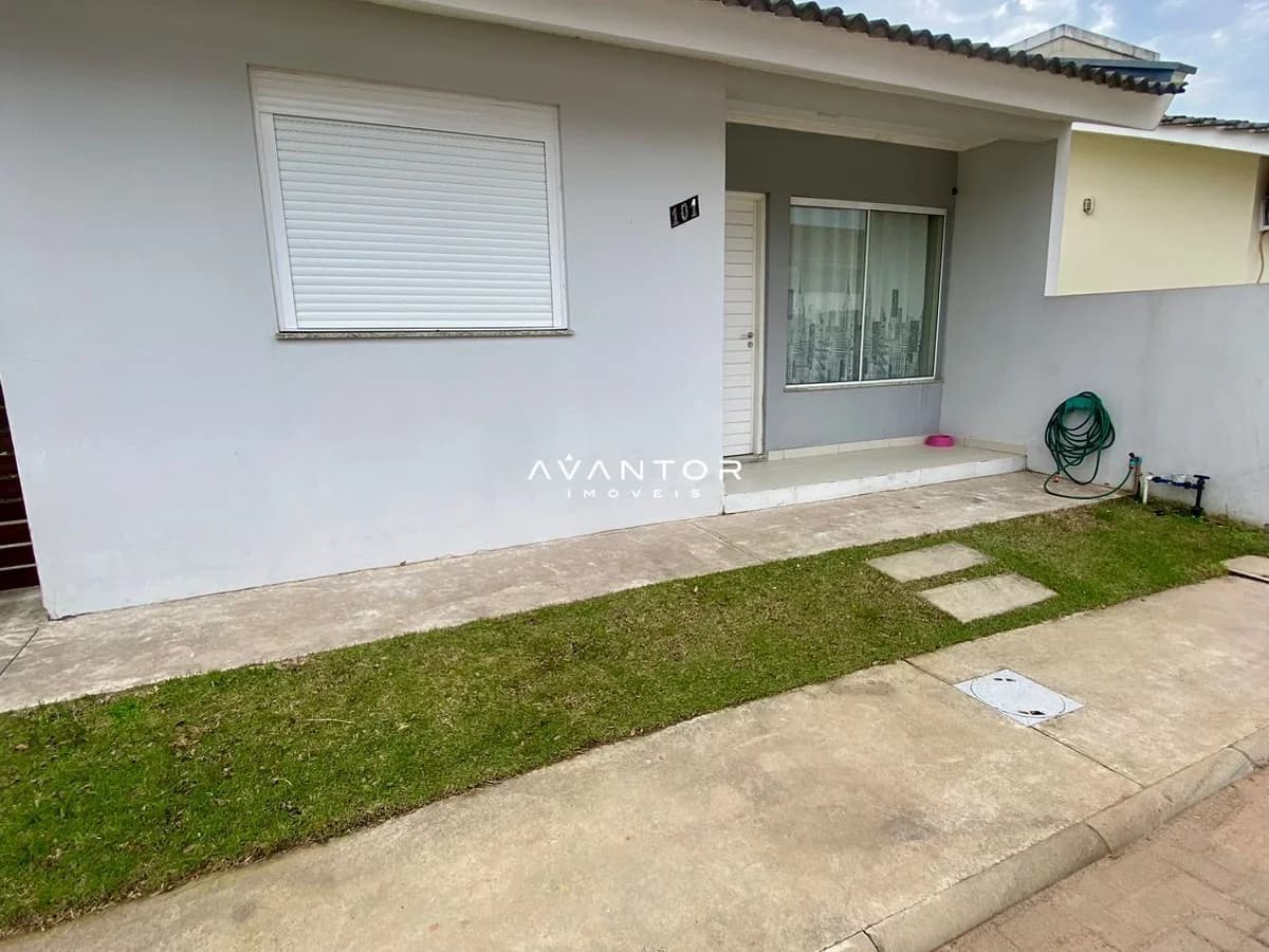 Fachada da casa com pátio e área verde — Condomínio Residencial Dona Iolanda, Diácono João Luiz Pozzobon, Santa Maria/RS