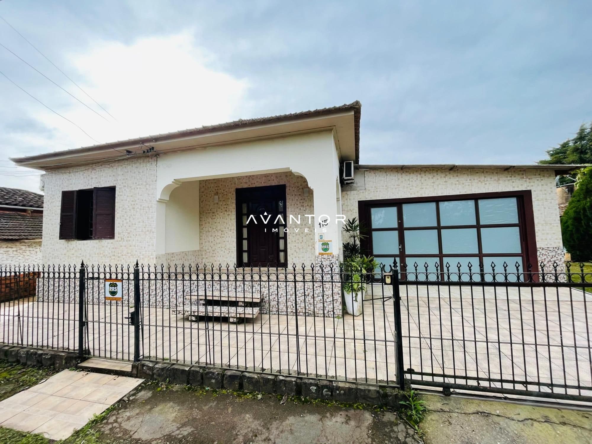 Fachada da casa com portão e garagem — Casa com 3 quartos à venda em Centro, Arroio Grande/RS