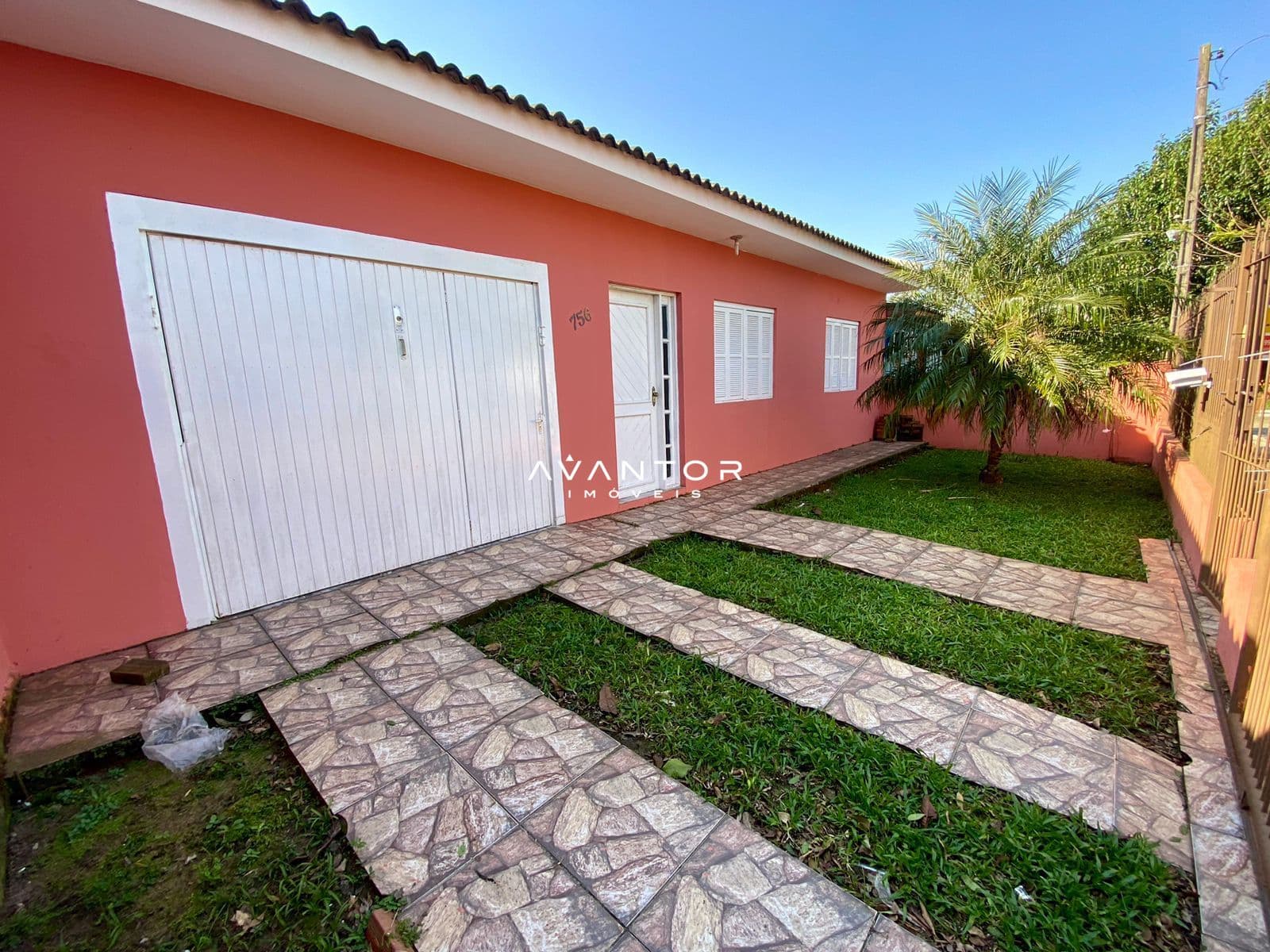 Fachada da casa com garagem e pátio — Casa com 3 quartos à venda em Pinheiro Machado, Santa Maria/RS