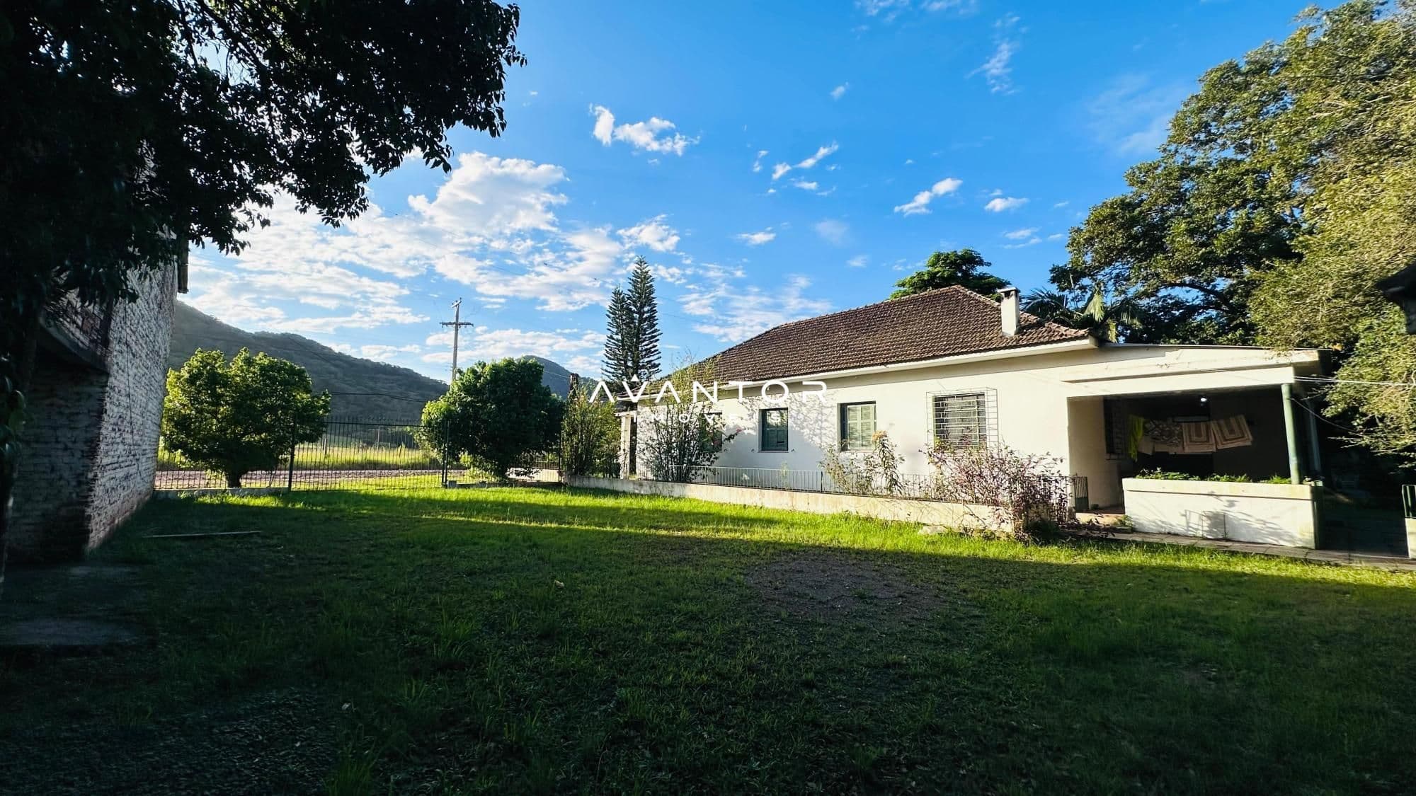 Fachada da casa com pátio e área verde — Casa com 4 quartos à venda em Km 3, Santa Maria/RS