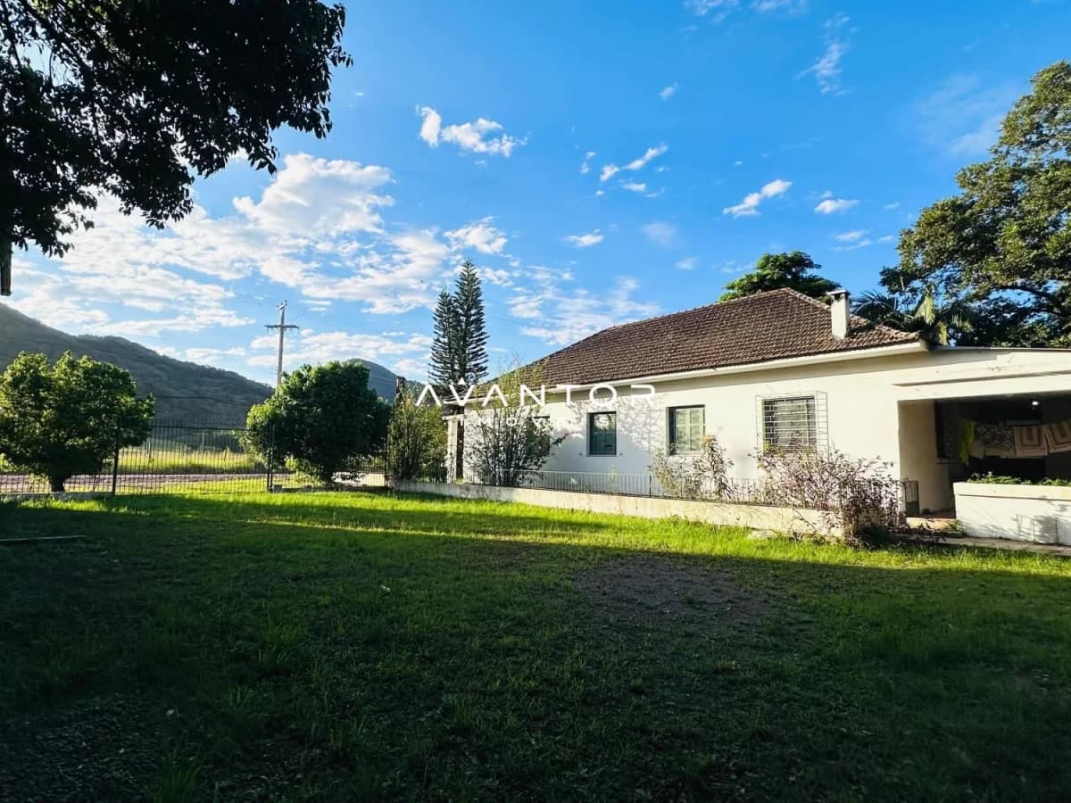 Fachada da casa com pátio e área verde — Casa com 4 quartos à venda em Km 3, Santa Maria/RS