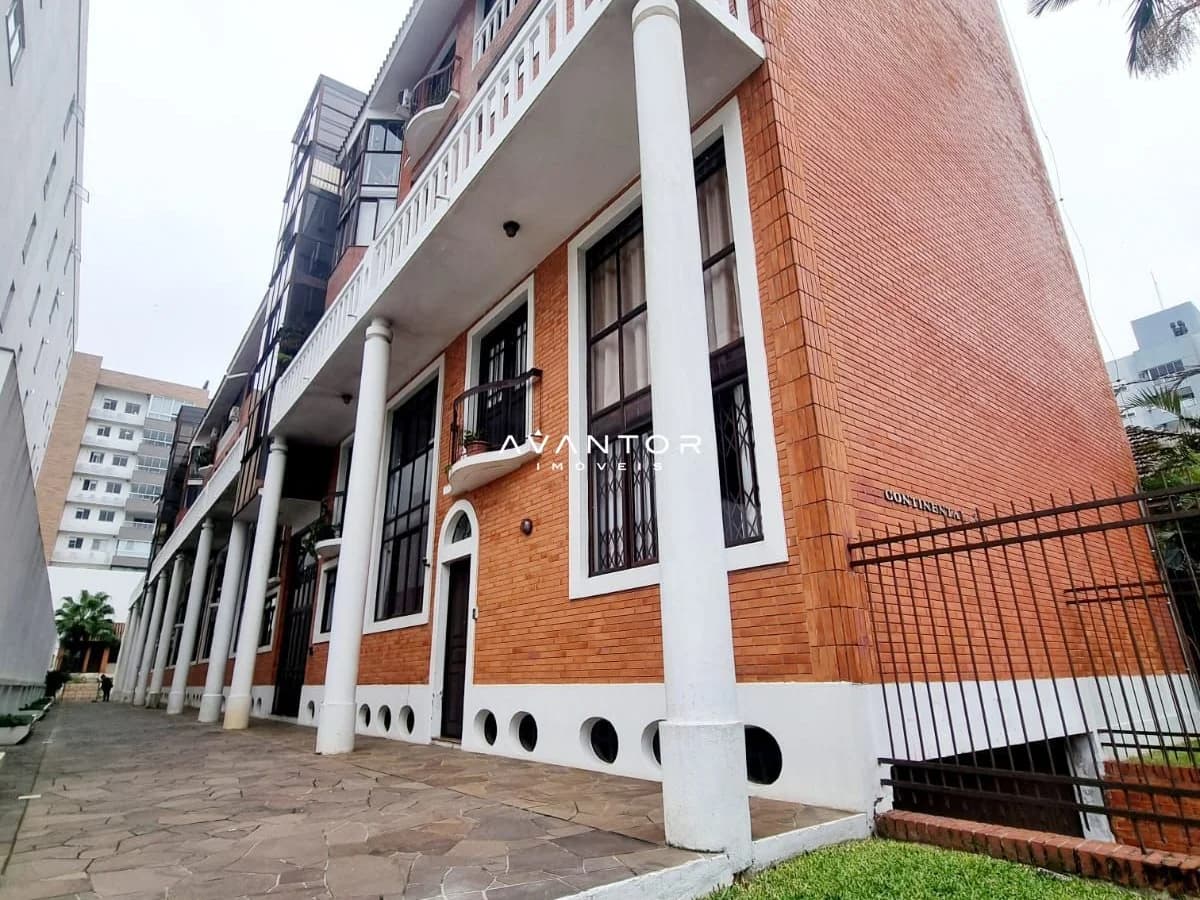 Fachada da casa com colunas brancas — Apartamento com 3 quartos à venda no Edifício Continental, em Bonfim, Santa Maria/RS