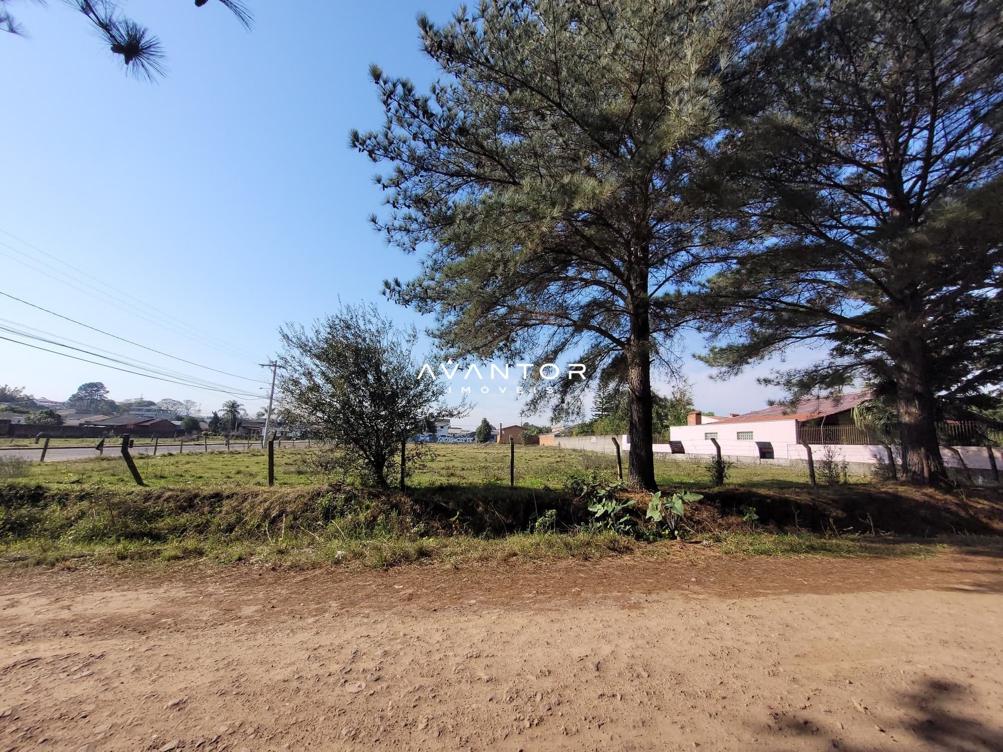 Terreno com área externa e construção — Terreno à venda em Parque Pinheiro Machado, Santa Maria/RS