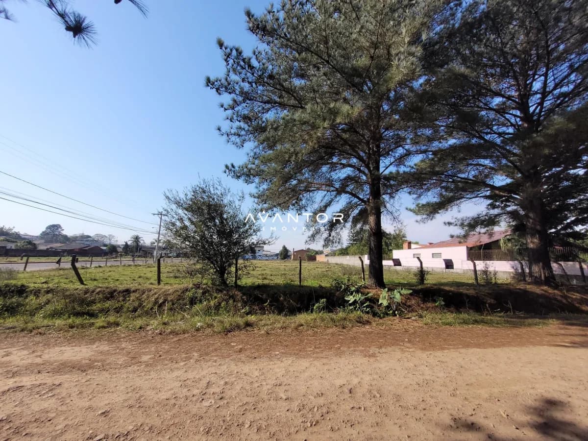 Terreno com área externa e construção — Terreno à venda em Parque Pinheiro Machado, Santa Maria/RS