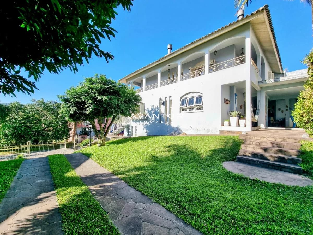 Fachada da casa com pátio e jardim — Casa com 4 quartos à venda em Nossa Senhora de Lourdes, Santa Maria/RS