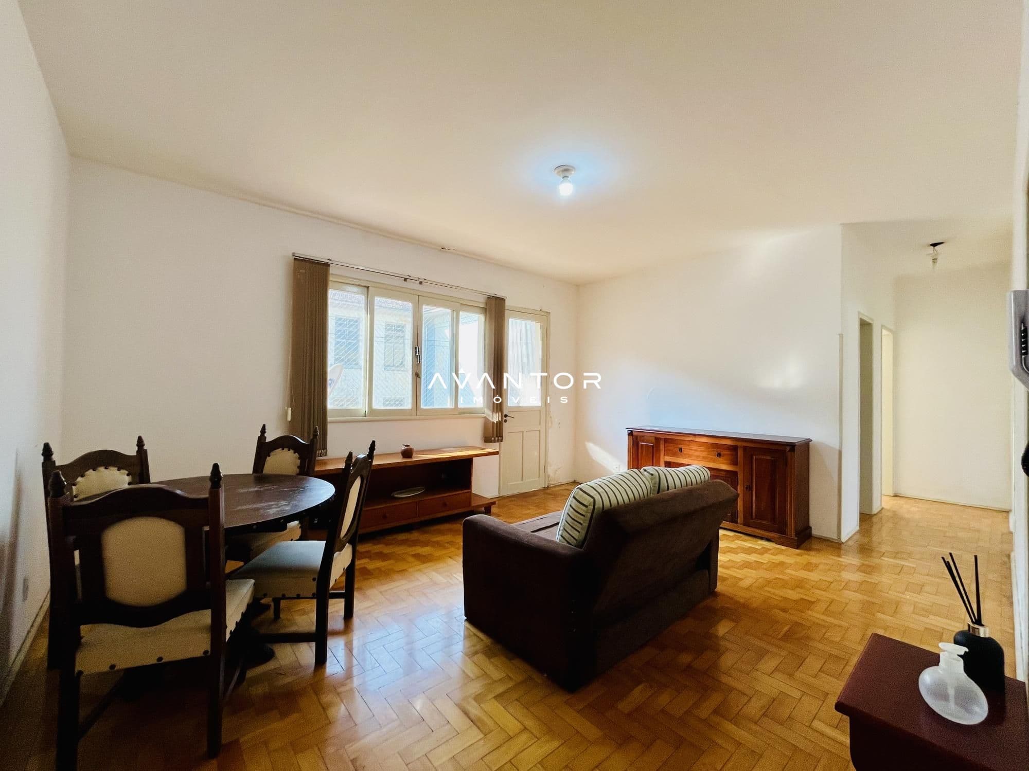Sala de estar com piso em madeira — Apartamento com 2 quartos à venda no Residencial Colorado, em Bonfim, Santa Maria/RS